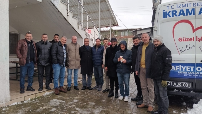 İzmit Belediyesi, bu hafta Cuma Namazı çıkışı  Üçtepeler Ulu Camii cemaati ile buluştu